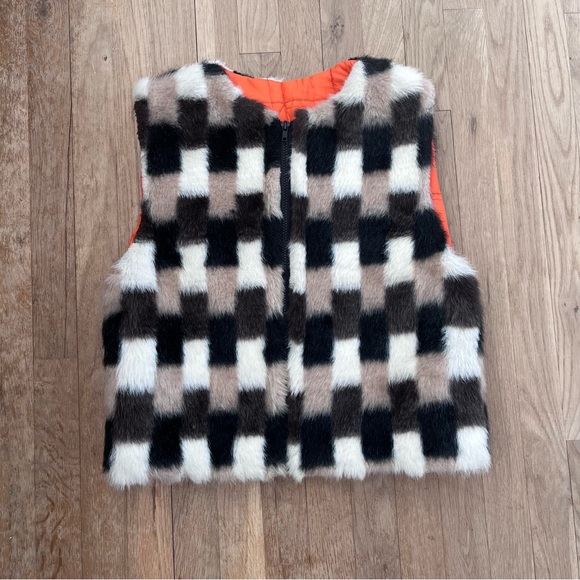 Women’s Reversible Faux Fur Vest - Picture 2 of 4